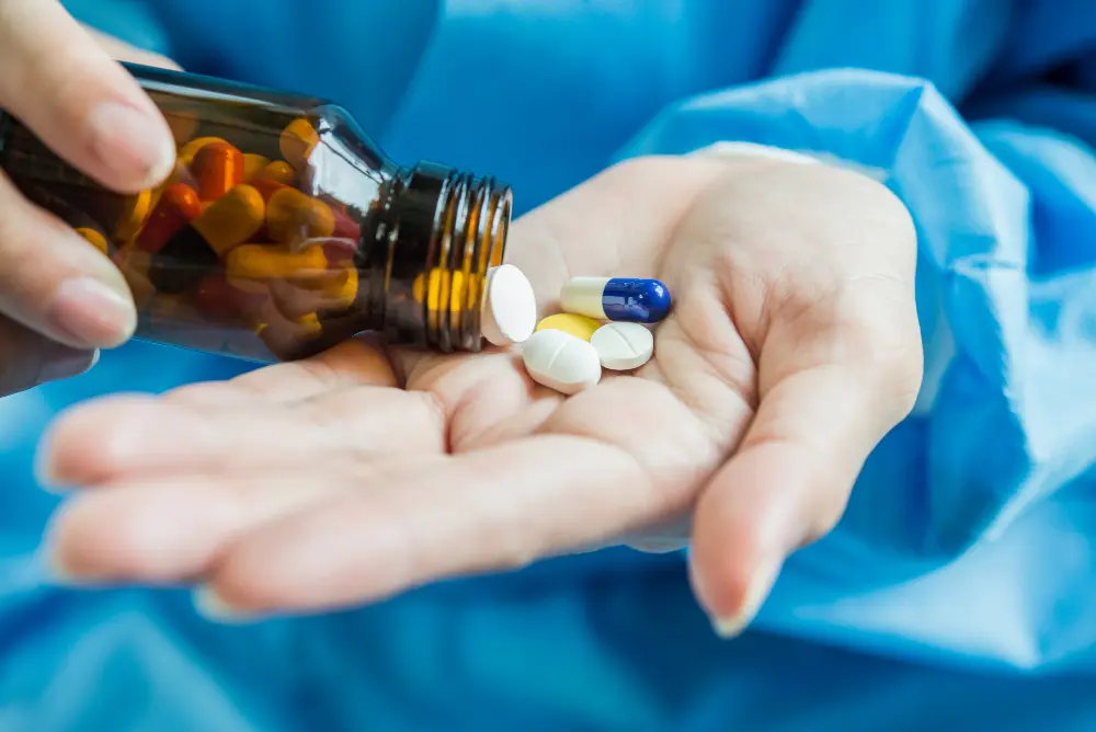 Leki generyczne na dłoni farmaceuty